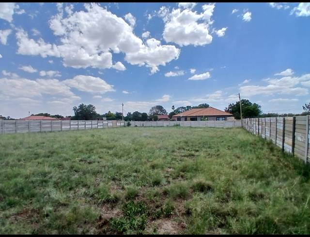 1,018M² VACANT LAND FOR SALE IN KOOKRUS